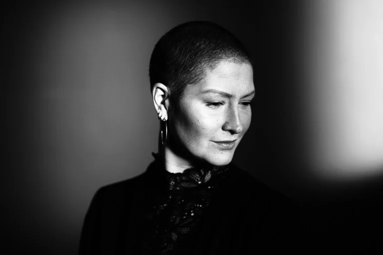 portræt af Simone i studiet i århus af fotograf Kirsten Adler