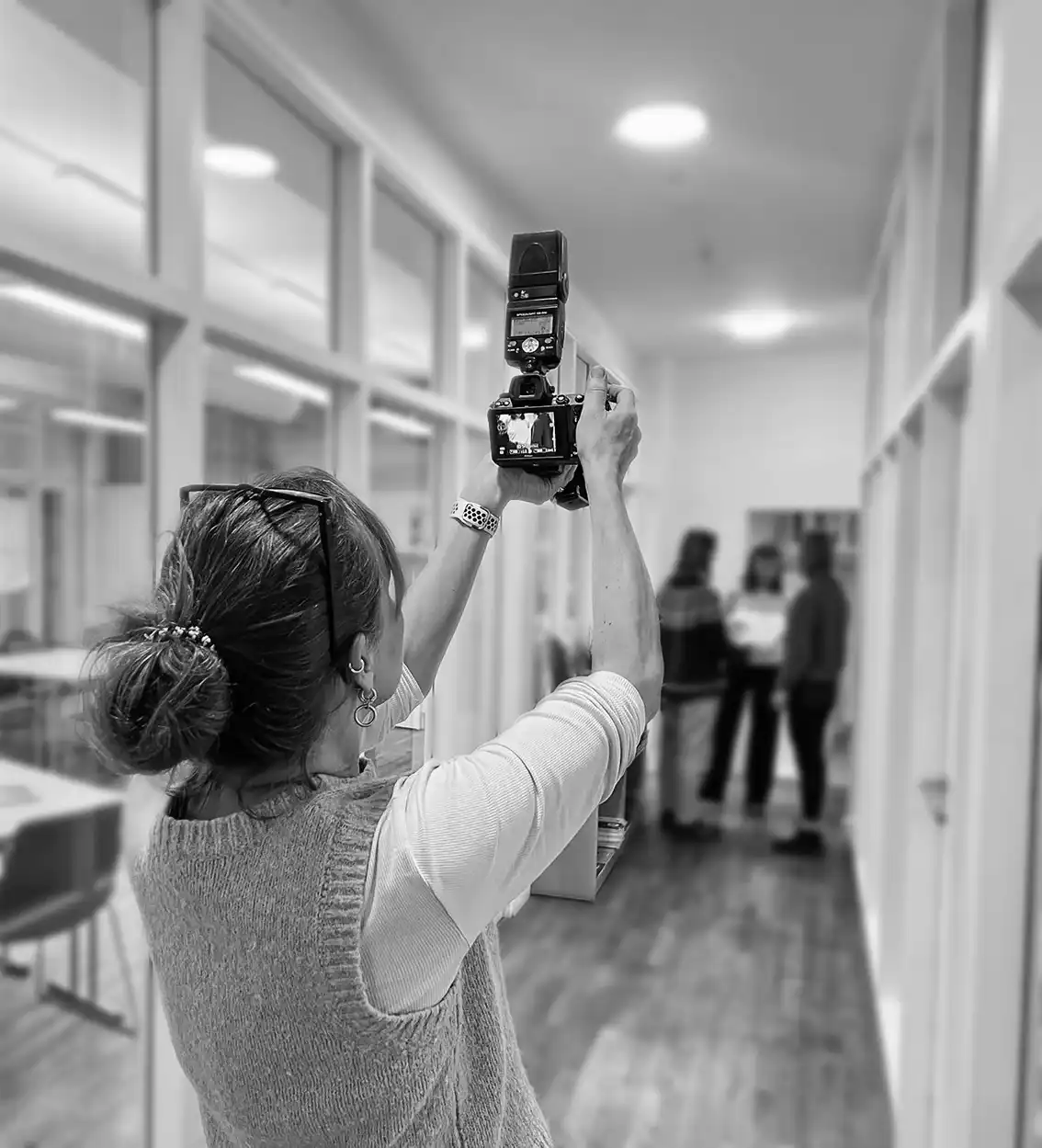 portræt af fotograf Kirsten Adler, Århus portræt af fotograf Kirsten Adler mens hun fotograferer hos Cisu, Århus