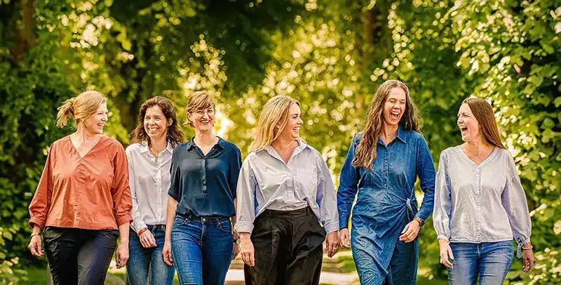 Gruppebillede af psykologfælleskab, portrætteret af fotograf Kirsten Adler, Århus