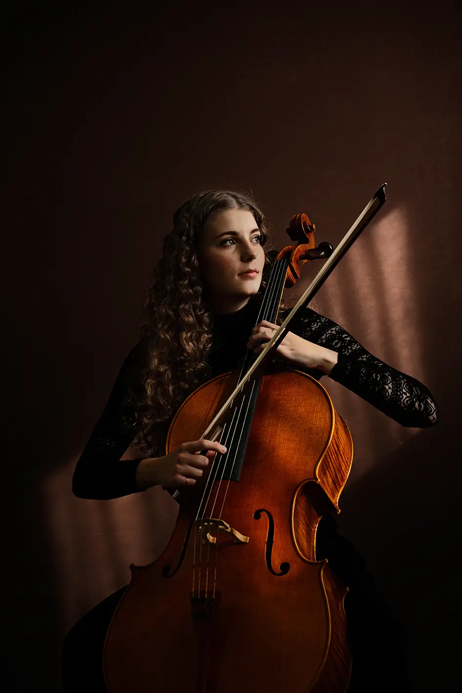 portræt af Cellist Victoria Holm lavet af fotograf i århus, kirsten adler
