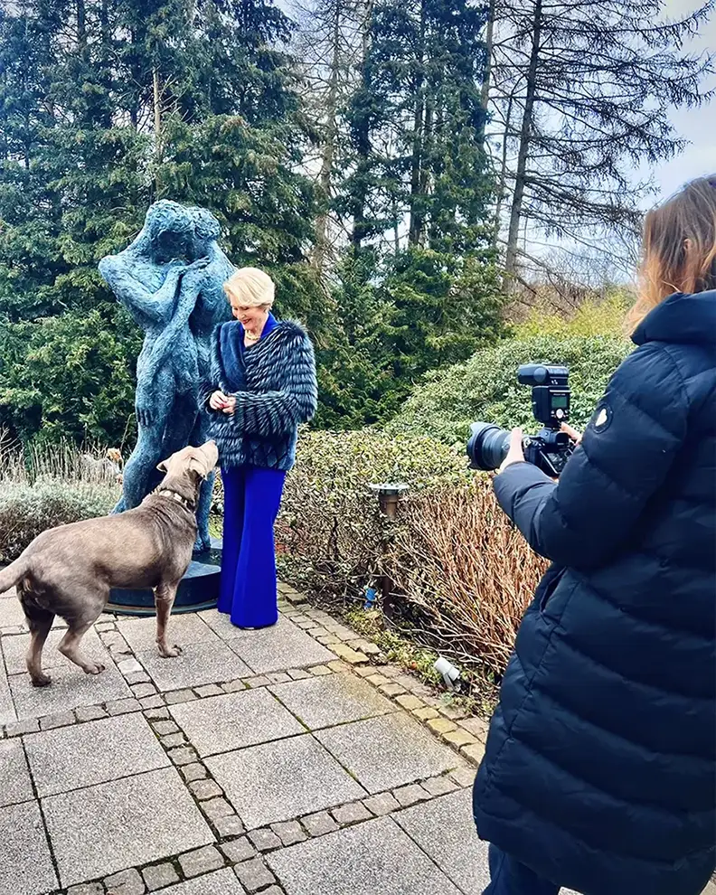 Fotograf Kirsten Adler på job Fotograf Kirsten Adler på job, her for Ugebladet Søndag med portrætter af Karin Salling, Århus