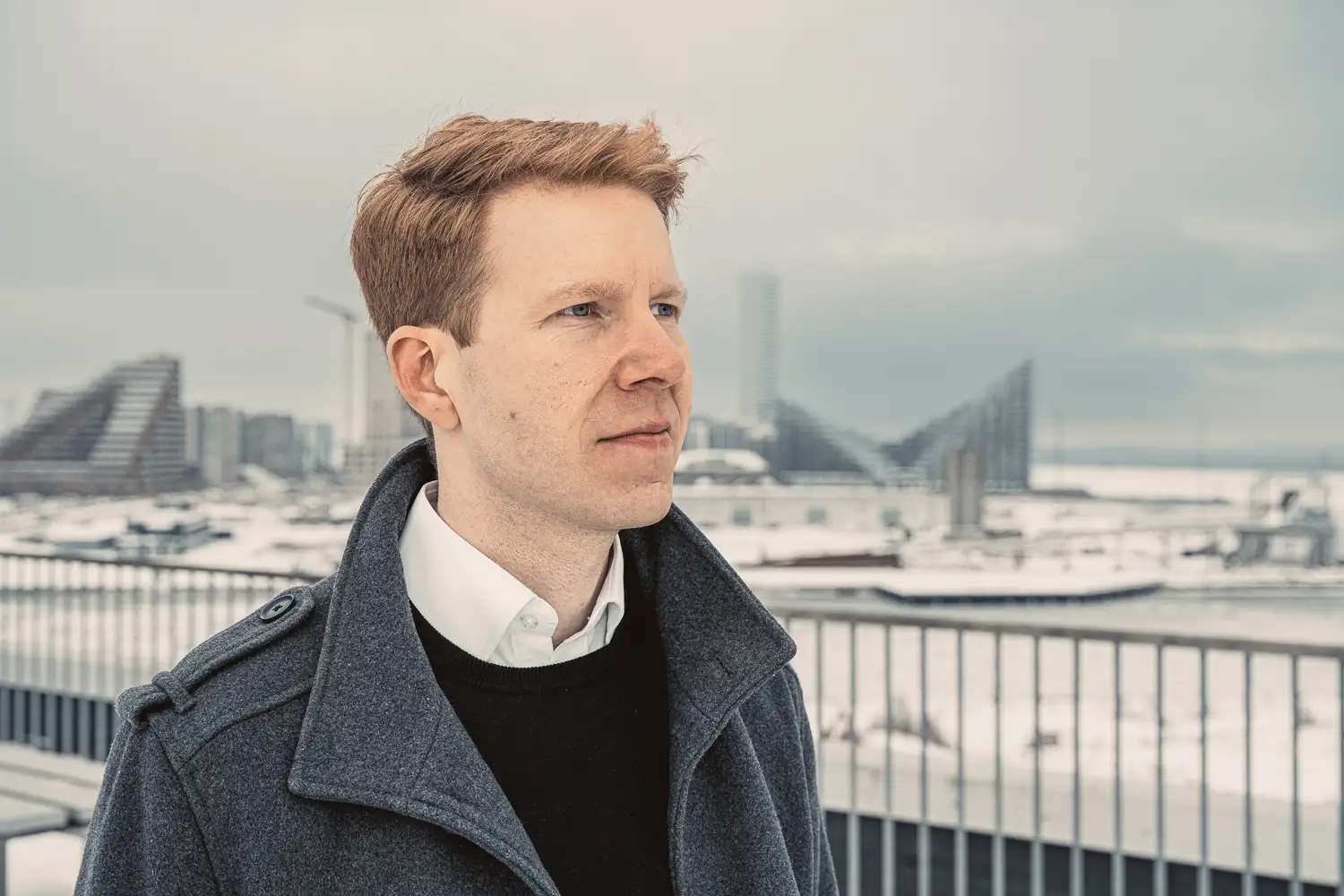 erhvervsportræt af Joel Kronqvist på Navitas i Aarhus med Aarhus i baggrunden af fotograf Kirsten Adler