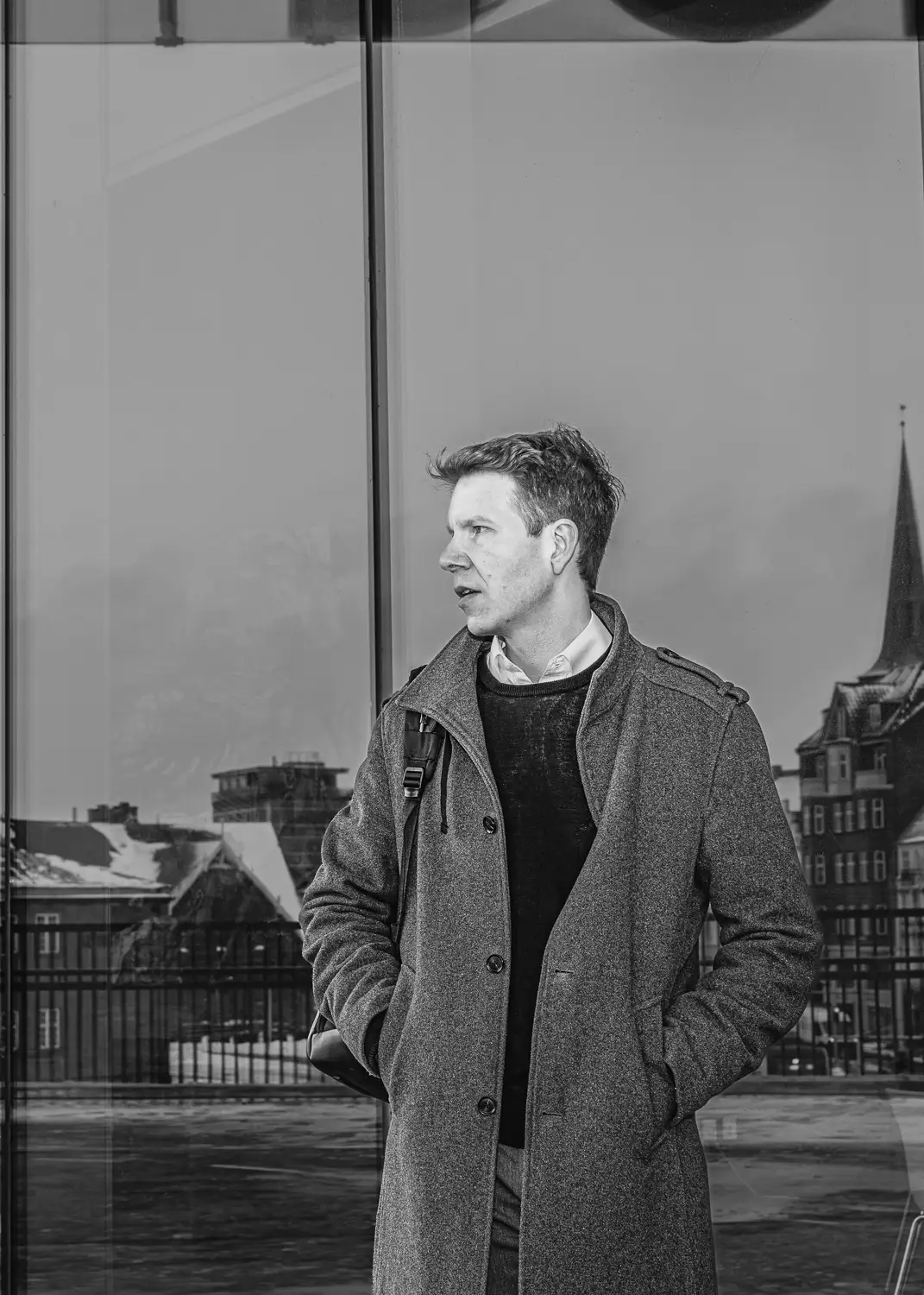 Dokumentarisk erhvervsportræt af Joel Kronqvist foran Dokk1 i med Aarhus by i baggrunden af fotograf Kirsten Adler