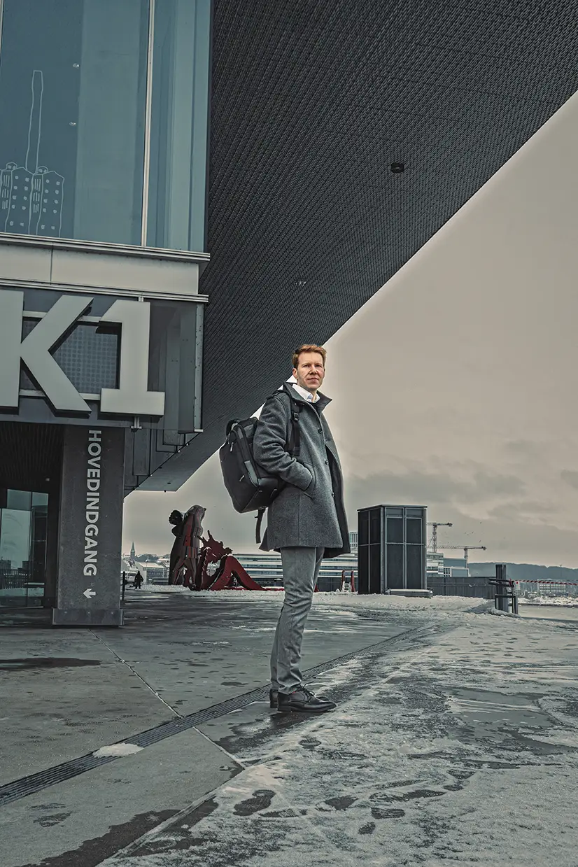Dokumentarisk erhvervsfoto af Joel Kronqvist foran Dokk1 i Aarhus – professionel reportagefotograf