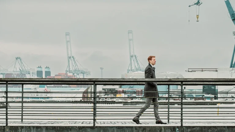 Dokumentarisk erhvervsfoto af Joel Kronqvist, der går mellem Navitas og Dokk1 i Aarhus – reportagefotografering af Kirsten Adler.