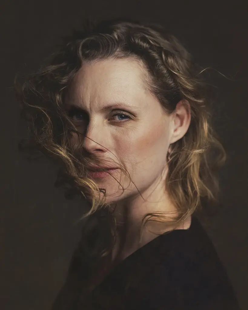 portræt af forfatter og tegner Charlotte Frobenious, taget af fotograf Kirsten Adler i Århus