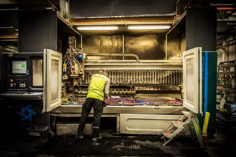 Medarbejder og situationsbillede fra Glassolution Esbjerg fotograferet af fotograf Kirsten Adler, Århus
